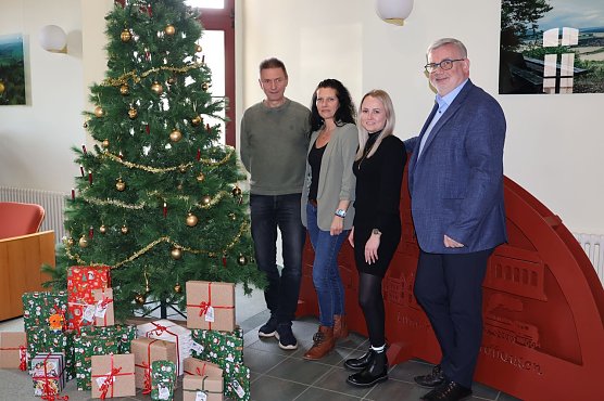 Schon seit vielen Jahren arbeiten die MBC Nordth&uuml;ringen und KWN Kieswerk Nordhausen mit dem Jugendamt des Landkreises Nordhausen zusammen und &uuml;berreichen in der Vorweihnachtszeit Spenden an Familien. (Foto: Nicole Mattern)