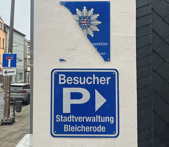 Beschädigtes Polizeischild in Bleicherode (Foto: S. Dietzel) Beschädigtes Polizeischild in Bleicherode (Foto: S. Dietzel)