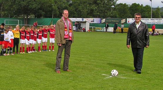 Ehrenanstoss (Foto: sl)