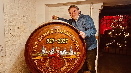 Die Echte Nordh&auml;user Traditionsbrennerei feiert im kommenden Jahr zwei mal Jubil&auml;um und auch f&uuml;r 2027 hat Museumsleiter Thomas M&uuml;ller schon vorsorgen lassen (Foto: agl)