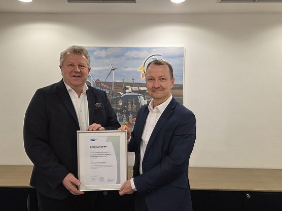 &Uuml;bergabe der Ehrenurkunde anl&auml;sslich 35 Jahre Stadtwerke Nordhausen von Herrn B&ouml;duel (IHK, links) an Herrn Mund (Gesch&auml;ftsf&uuml;hrer, rechts) (Foto: Franziska Bernsdorf, Stadtwerke Nordhausen)