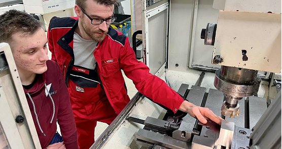 Ausbilder Lars Weinelt zeigt dem Praktikanten Artem Oliinyk, wie eine Fr&auml;&szlig;maschine eingerichtet wird.  (Foto: ssc)