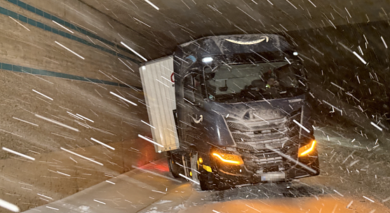 Lkw im Schneegestöber heute morgen auf der B4 (Foto: S. Dietzel) Lkw im Schneegestöber heute morgen auf der B4 (Foto: S. Dietzel)