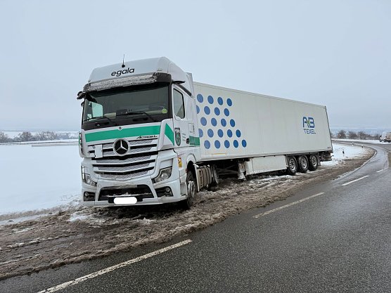 Dieser Lkw ist auf der B4 zwischen Nordhausen und Sondershausen von der Stra&szlig;e gerutscht.  (Foto: Slivio Dietzel)