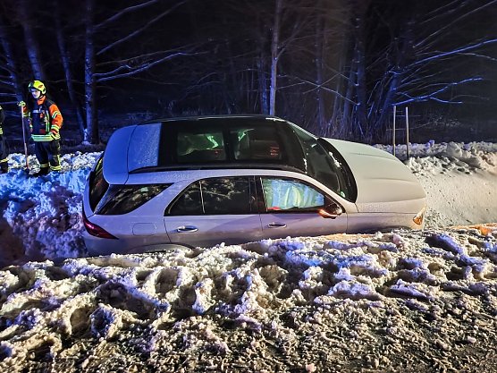 Unfallfahrzeug bei Lipprechterode (Foto: Feuerwehr Lipprechterode / Silvio Dietzel )