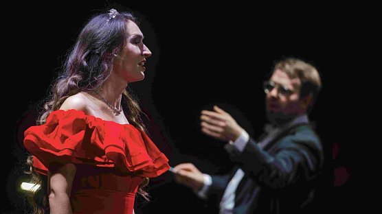 Operngala 2025 mit Julia Ermakova und G&aacute;bor Hontv&aacute;ri (Foto: Marco Kneise)