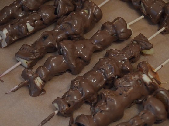 Schokofr&uuml;chte werden am Freitag im Kila hergestellt. (Foto: Frank Tuschy)