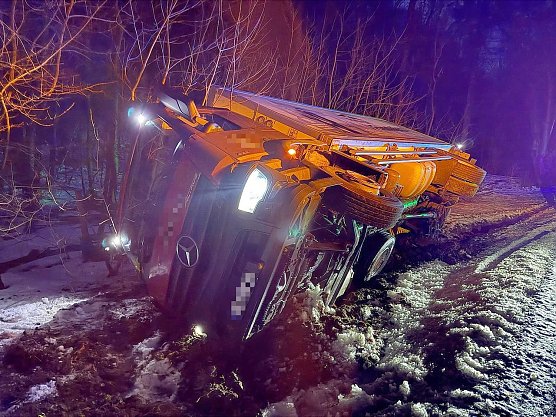 Der Lkw kippt im Straßengraben um. (Foto: S. Dietzel) Der Lkw kippt im Straßengraben um. (Foto: S. Dietzel)