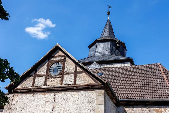Die alten Betonziegel werden mit den Arbeiten entfernt. (Foto: Roland Rossner/Deutsche Stiftung Denkmalschutz)