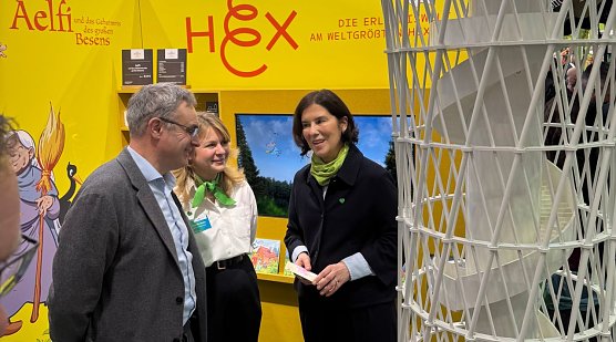 Hex-Erlebniswelt-Leiterin Veronika T&ouml;pfer und Gunnar Reuter von der Service-Gesellschaft begr&uuml;&szlig;en Th&uuml;ringens Wirtschaftsministerin Boos-Joon.  (Foto: Jessica Piper)