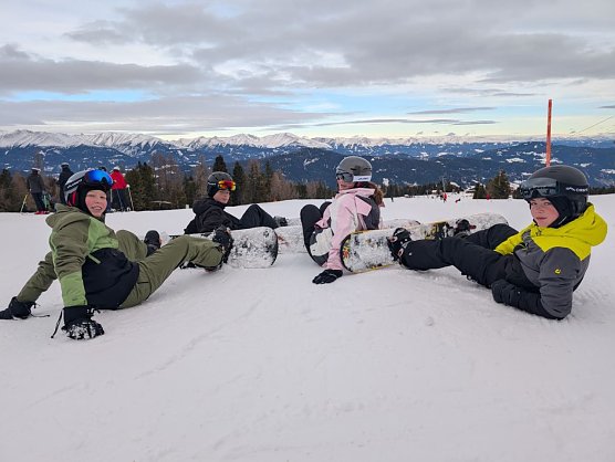Die Siebtkl&auml;ssler des Herder-Gymnasiums beim Snowboardfahren. (Foto: Philipp Kugelmeier)