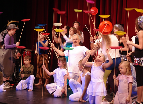 Jung und Alt gemeinsam auf der Bühne - bei "Zappalot und Zappelinchen" (Foto: Studio 44) Jung und Alt gemeinsam auf der Bühne - bei "Zappalot und Zappelinchen" (Foto: Studio 44)