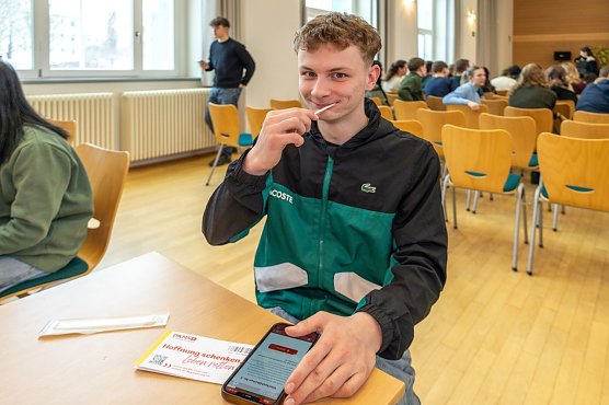 Mehr als 75 Sch&uuml;lerinnen und Sch&uuml;ler des Berufsschulzentrums Nordhausen &uuml;bernehmen bei einer DKMS-Spendenaktion Verantwortung und registrieren sich als potenzielle Stammzellspender (Foto: Pressestelle Landratsamt)