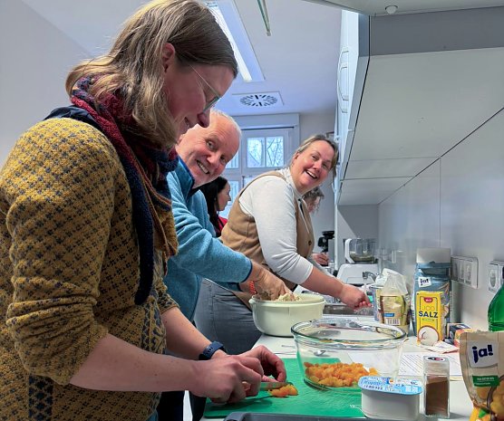 Gemeinsam kochen und gesund genie&szlig;en: Impressionen aus dem ersten Ern&auml;hrungsworkshop an der Hochschule Nordhausen.  (Foto: Katrin M&ouml;nch)