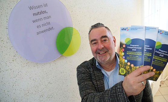 VHS-Leiter Mario Hoche-Arbeiter präsentiert die neuen Porgrammhefte. (Foto: ssc) VHS-Leiter Mario Hoche-Arbeiter präsentiert die neuen Porgrammhefte. (Foto: ssc)