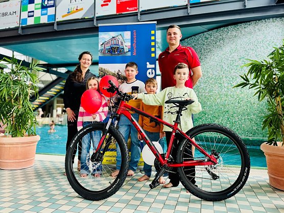 Im Vordergrund der gl&uuml;ckliche Gewinner Elias, dahinter, v.l.: Fr. Mohs (Limmer), Christian, Luca, Marie, Hr. Edeler (Badehaus)  (Foto: Badehaus Nordhausen)