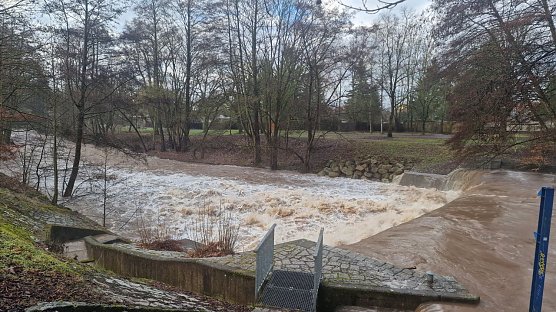 Am Wehr stürzen die Wassermassen hinab (Foto: agl) Am Wehr stürzen die Wassermassen hinab (Foto: agl)