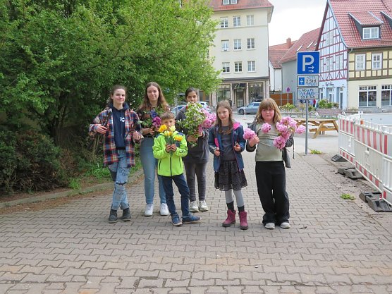 Die Kinder der Blumengruppe auf dem Blasii-Kirchplatz (Foto: Frank Tuschy)