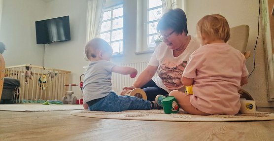 Erzieherin Andrea Grunwald mit zwei ihrer j&uuml;ngsten Sch&uuml;tzlinge (Foto: agl)