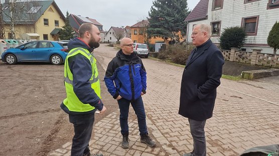 Heringens B&uuml;rgermeister Matthias Marquardt und Mitarbeiter des Landesamtes heute in Windehausen: "Es kann endlich losgehen" (Foto: agl)