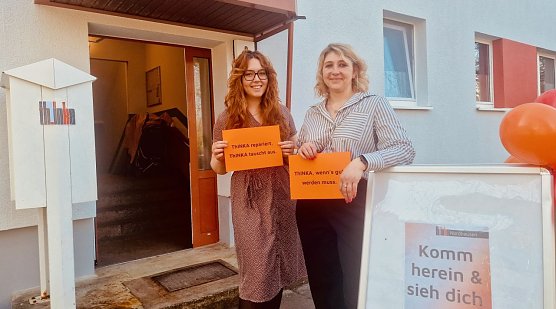 "Wenn's gut werden muss": zum Start des neuen B&uuml;ros wollen Marie Wand (links) und Nadja G&uuml;lzow auch eine kleine Foto-Kampagne auf den soziale Medien starten, um "ThINKA" in Nordhausen bekannter zu machen (Foto: agl)