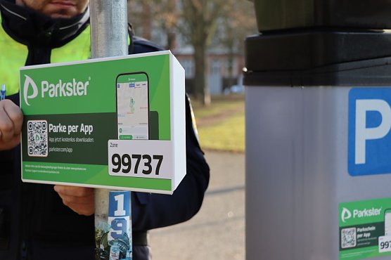 Derzeit werden Schilder f&uuml;r das Handyparken in der Stadt angebracht.  (Foto: Lutz Fischer)