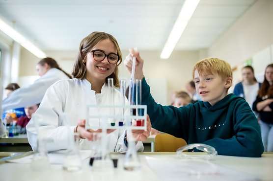 Carla Höpker und Frederick beim experimentieren (Foto: Christoph Keil) Carla Höpker und Frederick beim experimentieren (Foto: Christoph Keil)
