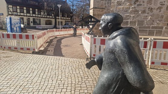 Ein Pfad zum Eingang der Blasii-Kirche ist noch frei (Foto: agl) Ein Pfad zum Eingang der Blasii-Kirche ist noch frei (Foto: agl)