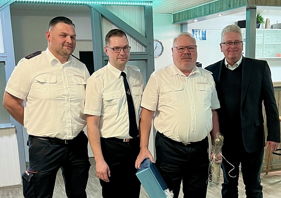 Werner Hertel verabschiedet sich nach 49 Jahren im aktiven Dienst in die Ehrenabteilung der Hesser&ouml;der Wehr (Foto: Stadt Nordhausen)