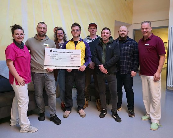 Kathleen, Stefan, Jacqueline, Jonas, Lothar, Dirk, Sven, J&ouml;rg von der Freundesgruppe PS 21 aus Hamma &uuml;bergaben eine Spende. (Foto: Stefan John)