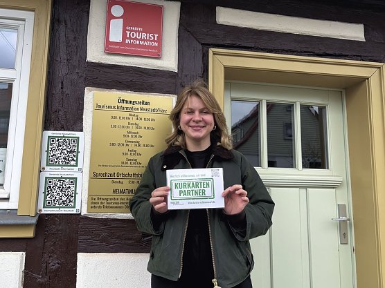Veronika T&ouml;pfer (HEX Erlebniswelt Rothes&uuml;tte) pr&auml;sentiert das Kurkarten-Partner-Schild als erster Partner au&szlig;erhalb der Grenzen von Harztor. (Foto: Dirk Daniel)