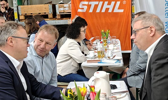 Ministerpr&auml;sident Mario Voigt im Gespr&auml;ch mit dem Nordh&auml;user MIT-Chef Torsten Juch (rechts) und Unternehmer Silvio Wagner (Foto: nnz)