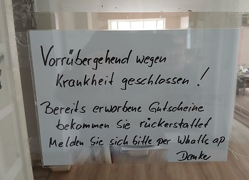 Vom Laden blieb nur ein Zettel an der T&uuml;r, (Anm. d. Red.: die Telefonnummer wurde durch die Redaktion unkenntlich gemacht) (Foto: privat)