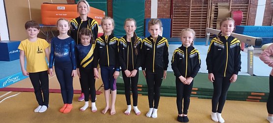 v.l.n.r. : Theodor, Luzie, Florentine, Kate, Emmi, Nele, Mila, Merle mit Trainerin Nadine Lingst&auml;dt. (Foto: Gundula Unger)