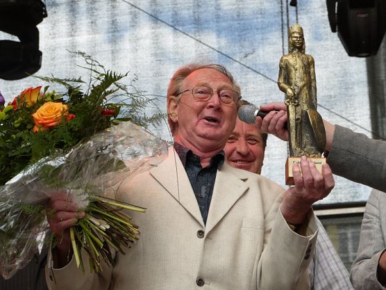 Richard M&uuml;ller mit Goldenem Roland (Foto: Angelo Glashagel)