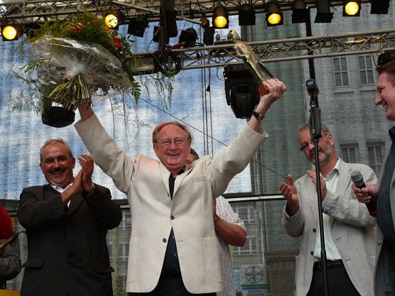 Richard M&uuml;ller mit Goldenem Roland (Foto: Angelo Glashagel)