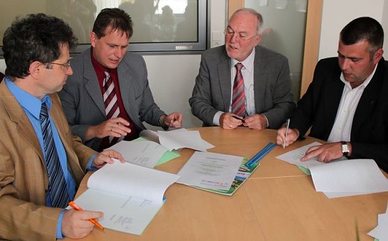 Unterzeichnet (Foto: J. Piper)