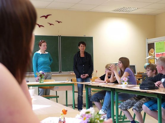 Frau Schneider und Bianca Henne eröffnen die kleine Zeremonie (Foto: Angelo Glashagel) Frau Schneider und Bianca Henne eröffnen die kleine Zeremonie (Foto: Angelo Glashagel)