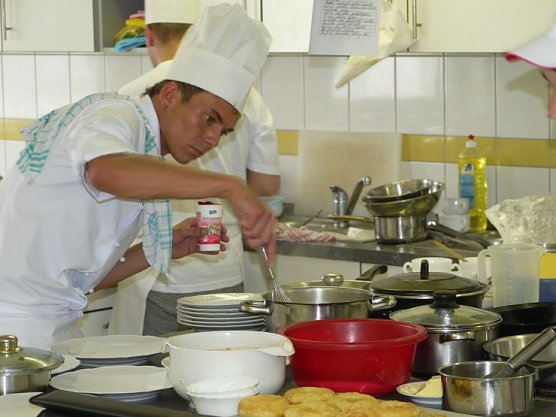 Kochen will gelernt sein (Foto: Angelo Glashagel)