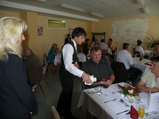 Richtig Wein einschenken will ebenfalls gelernt sein (Foto: Angelo Glashagel)