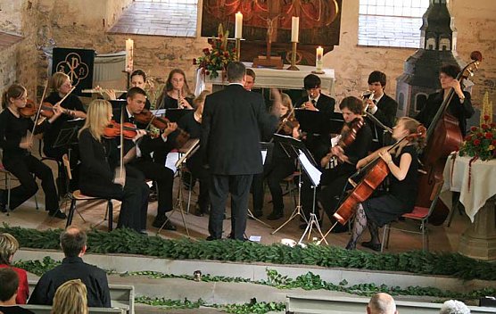 Orchestrale Kl&auml;nge in der Kirchen (Foto: nnz)