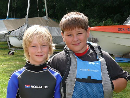 Luca Hoffmann und Nico Ruppe (v.l.n.r.) nach erfolgreicher Absolvierung der Pr&uuml;fung zum J&uuml;ngsten-Segelschein.       (Foto: Segelclub Kyffh&auml;user e.V.)