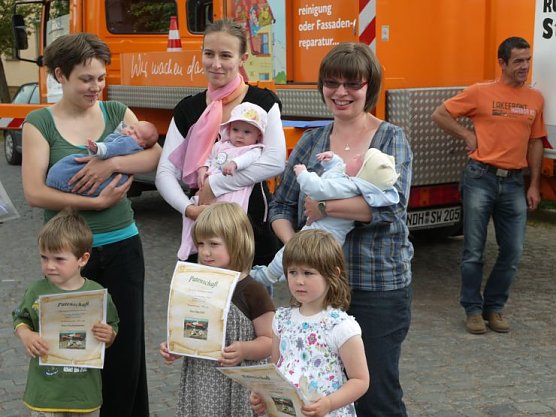 3 Paten, 3 Neugeborene, 3 stolze M&uuml;tter (Foto: Angelo Glashagel)