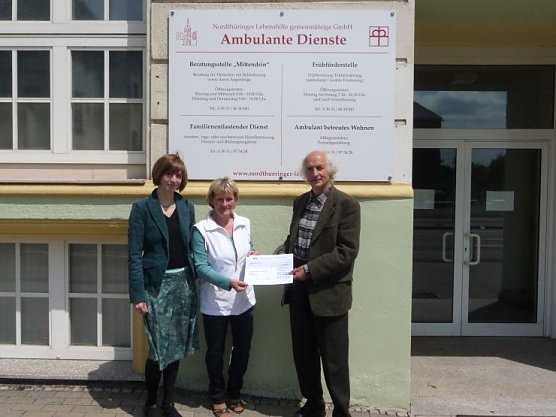 &Uuml;bergabe des Schecks (Foto: Angelo Glashagel)