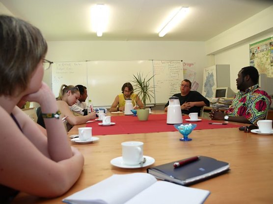 Die interkulturellen Köche beraten sich (Foto: Angelo Glashagel) Die interkulturellen Köche beraten sich (Foto: Angelo Glashagel)