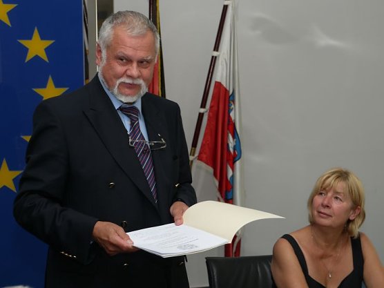 &Uuml;bergabe der Anerkennungsurkunde (Foto: Angelo Glashagel)