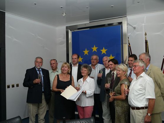 &Uuml;bergabe der Anerkennungsurkunde (Foto: Angelo Glashagel)