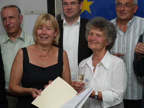 &Uuml;bergabe der Anerkennungsurkunde (Foto: Angelo Glashagel)