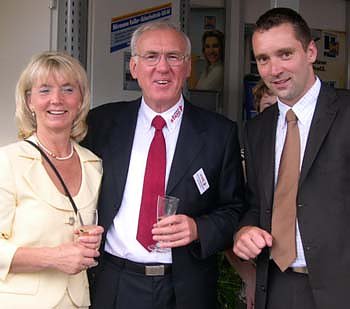 Vorstand gratuliert (Foto: NUV)