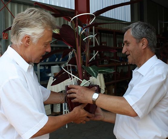 Junger (links) gratuliert dem Firmenchef (Foto: NUV)